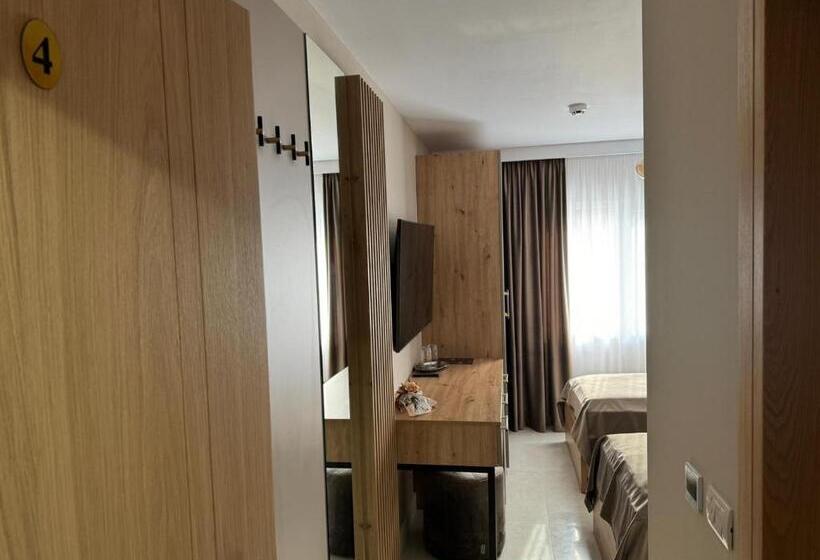 Pensiune Restaurant Pizzerie 2 Păuni