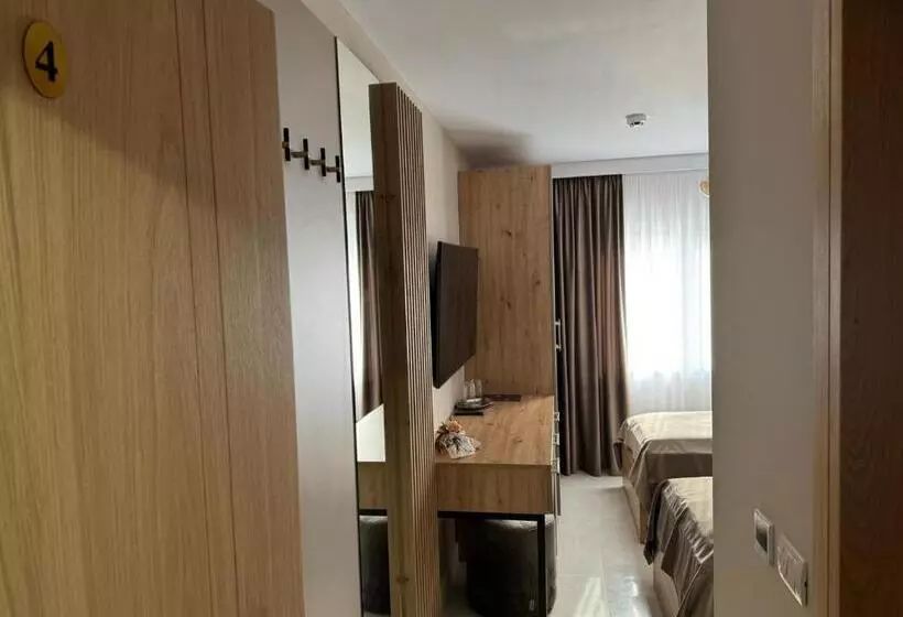 Pensiune Restaurant Pizzerie 2 Păuni