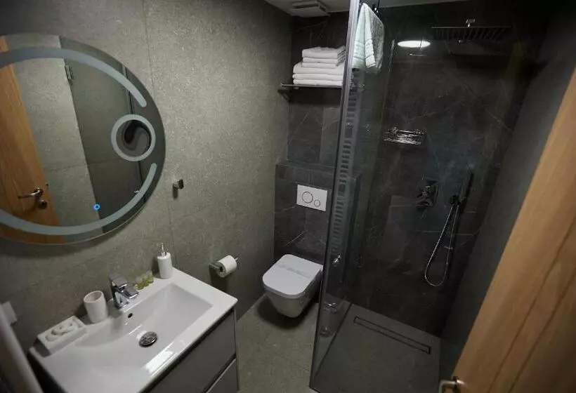 Pensiune Restaurant Pizzerie 2 Păuni