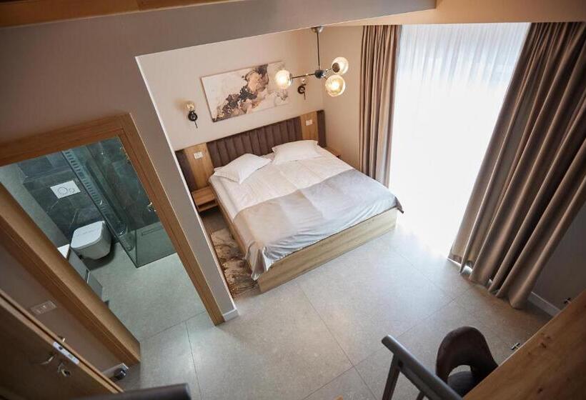 Pensiune Restaurant Pizzerie 2 Păuni