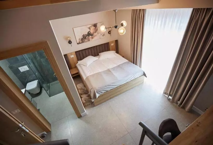 Pensiune Restaurant Pizzerie 2 Păuni