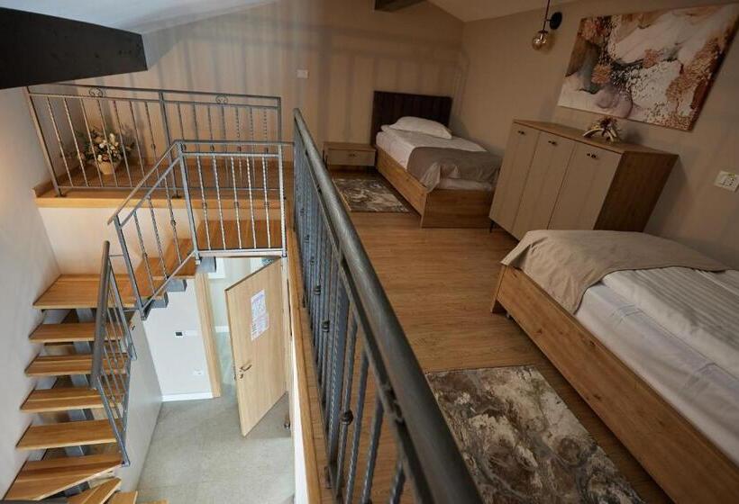 Pensiune Restaurant Pizzerie 2 Păuni