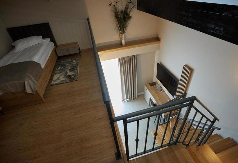 Pensiune Restaurant Pizzerie 2 Păuni