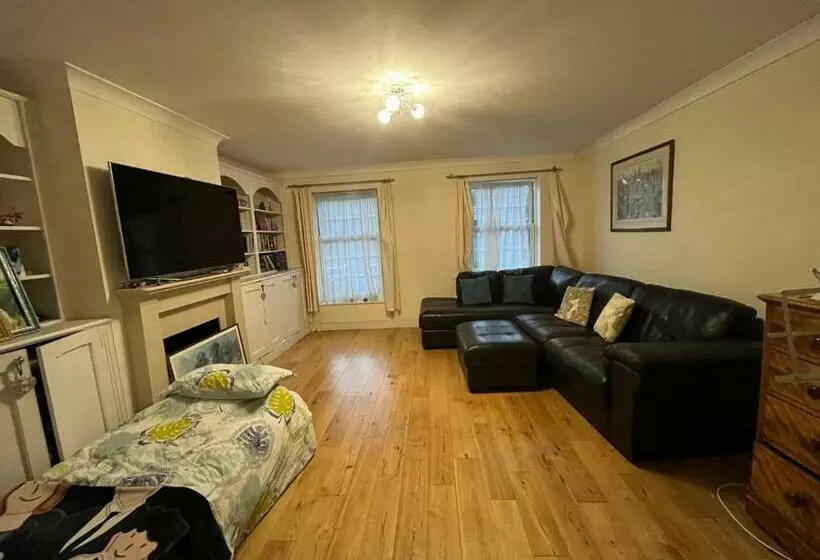 ペンション Beautiful Big Living Room With Sofa Bed
