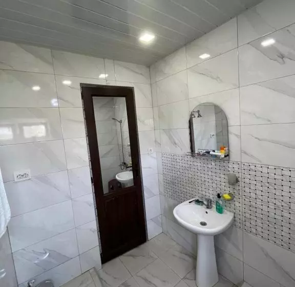 پانسیون Guesthouse Kvara  Mukhuri