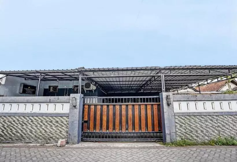 Hotelli Spot On 92727 Lestari Syariah