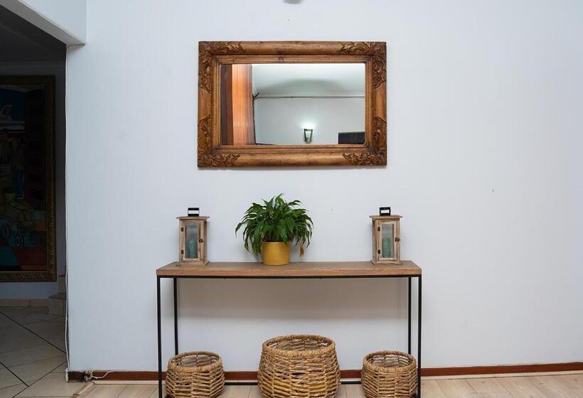 Pensión Grey Shade Place