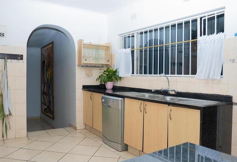 Pensión Grey Shade Place