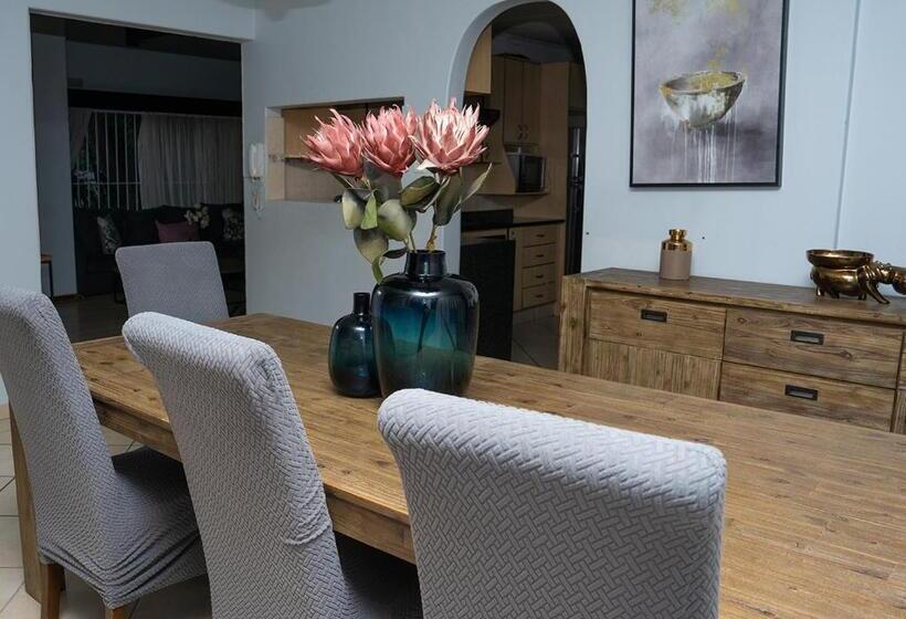 Pensión Grey Shade Place