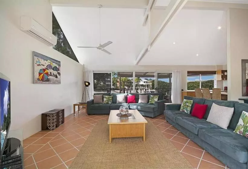 44 Cooran Court
