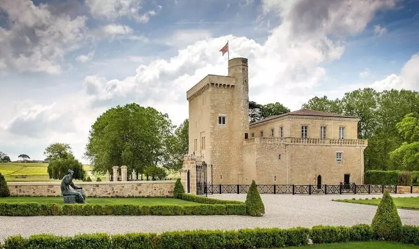 ベッドアンドブレックファースト Château La Tour Carnet   B.magrez Luxury Wine Experience