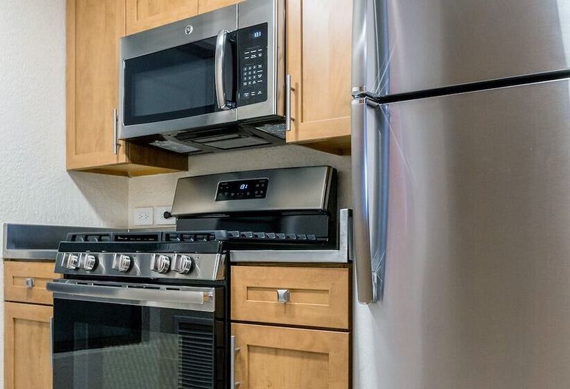 هتل Casa Del Mar Beach Resort