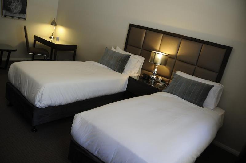 Отель Riverside Oaks Golf Resort