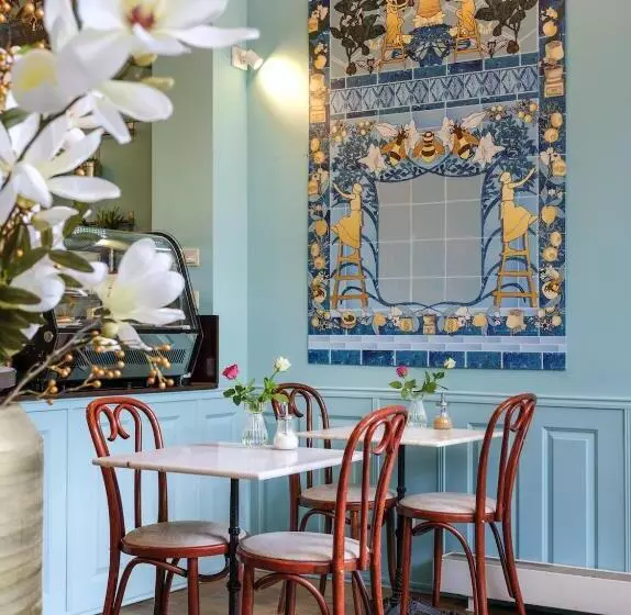 Hotel T