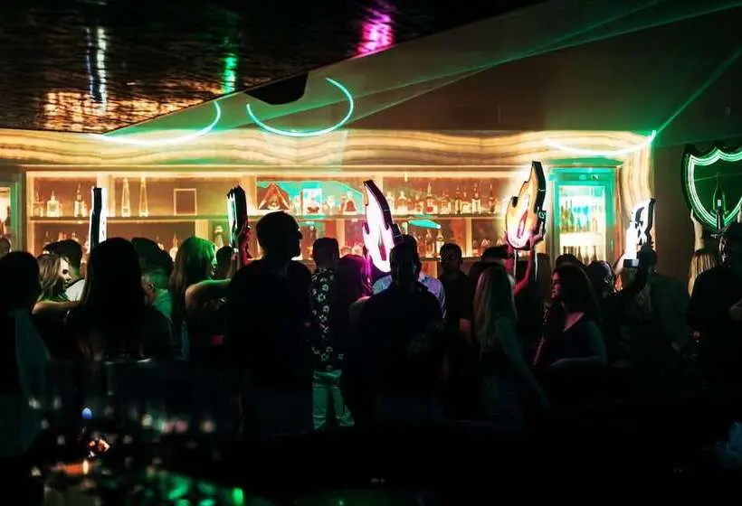 Paradox Hotel Vancouver