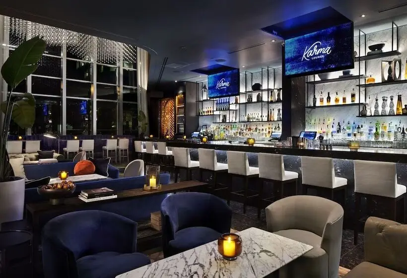 Paradox Hotel Vancouver