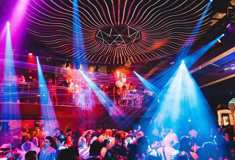 Paradox Hotel Vancouver