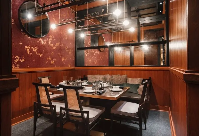 Paradox Hotel Vancouver