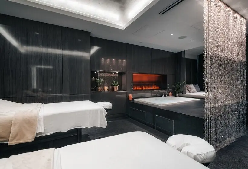 Paradox Hotel Vancouver