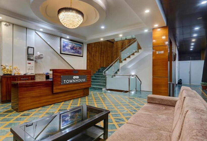 Townhouse Hotel Selaqui Inn