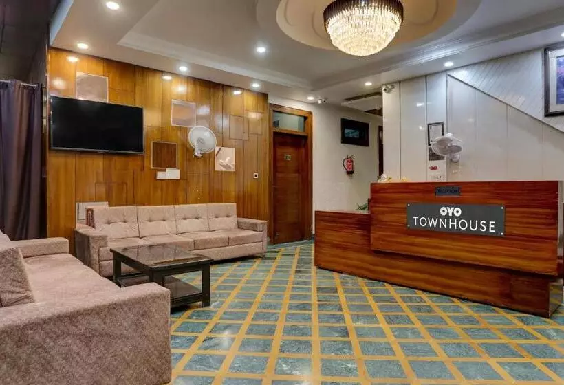 Townhouse Hotel Selaqui Inn