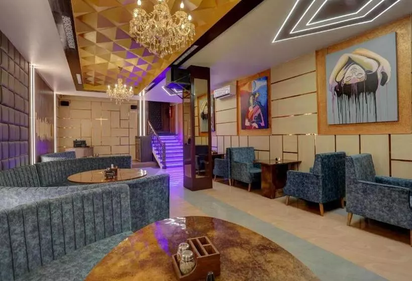 Townhouse Hotel Selaqui Inn