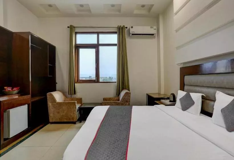 Townhouse Hotel Selaqui Inn