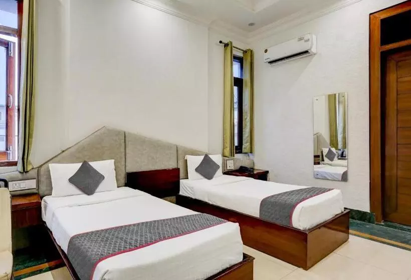 Townhouse Hotel Selaqui Inn