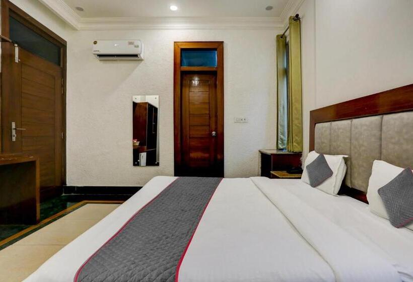 Townhouse Hotel Selaqui Inn