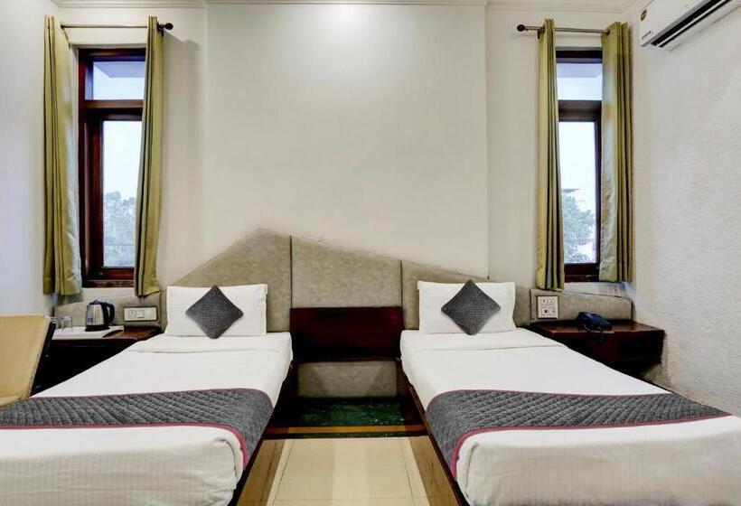 Townhouse Hotel Selaqui Inn