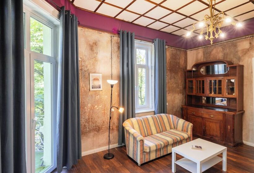 ユースホステル The Green Bar House