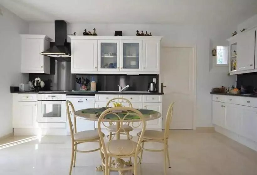 ペンション L Hacienda, Haut De Villa De Deux Chambres, Avec Salle De Bain Et Toilettes Wc Privative