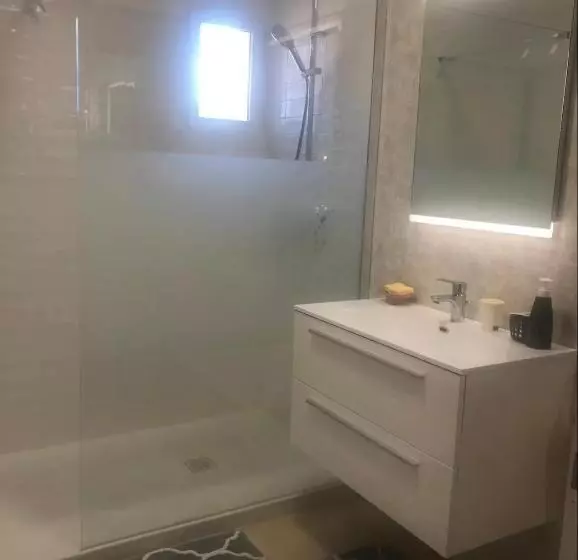 ペンション L Hacienda, Haut De Villa De Deux Chambres, Avec Salle De Bain Et Toilettes Wc Privative
