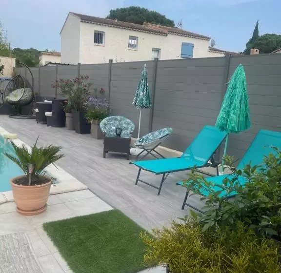 ペンション L Hacienda, Haut De Villa De Deux Chambres, Avec Salle De Bain Et Toilettes Wc Privative