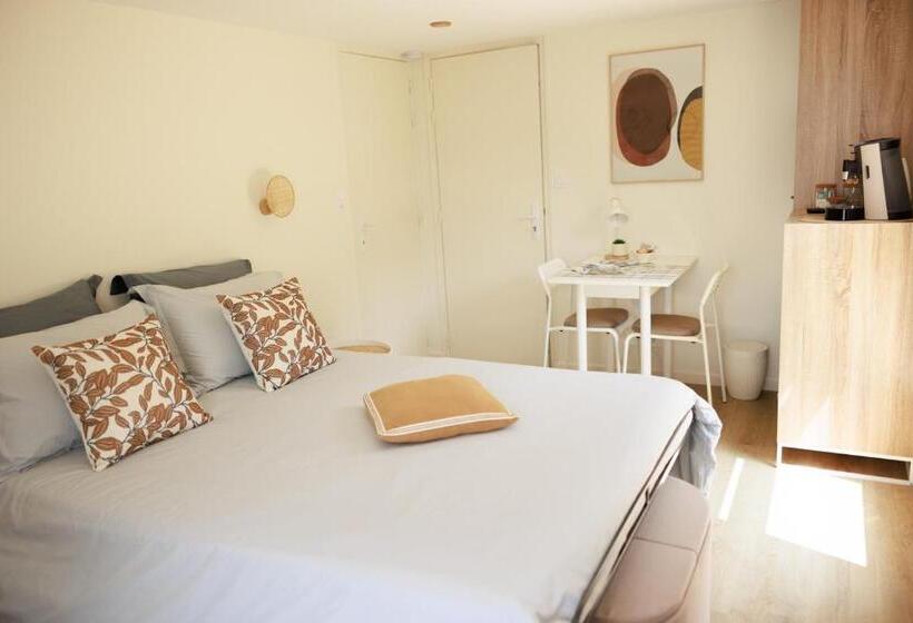 تختخواب و صبحانه Pierre De Lune