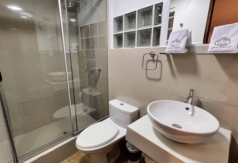 Pension Quechuas House Hostal & Coffee