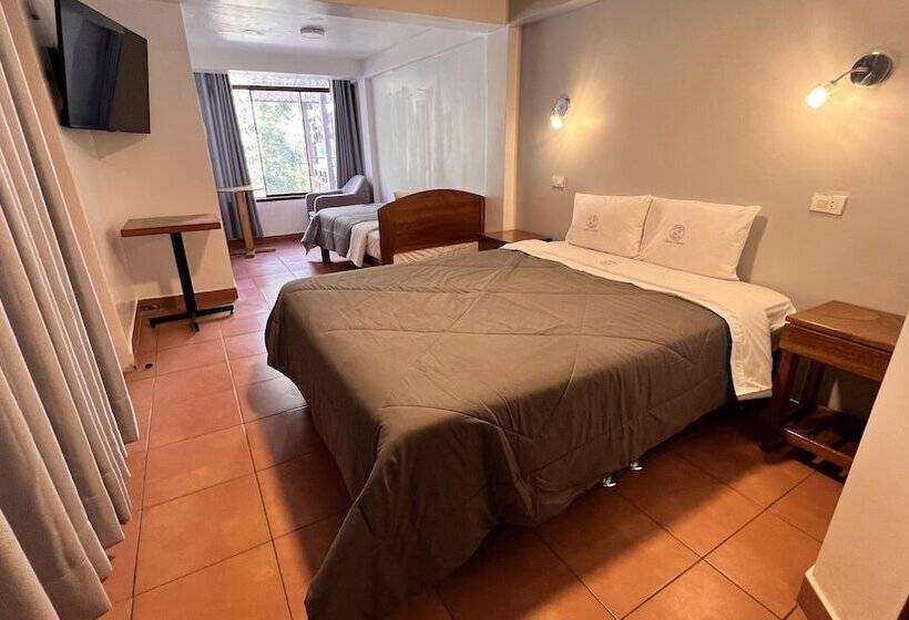 Pension Quechuas House Hostal & Coffee