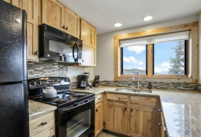 Studio @ The Village W/incredible Views~sleeps 4