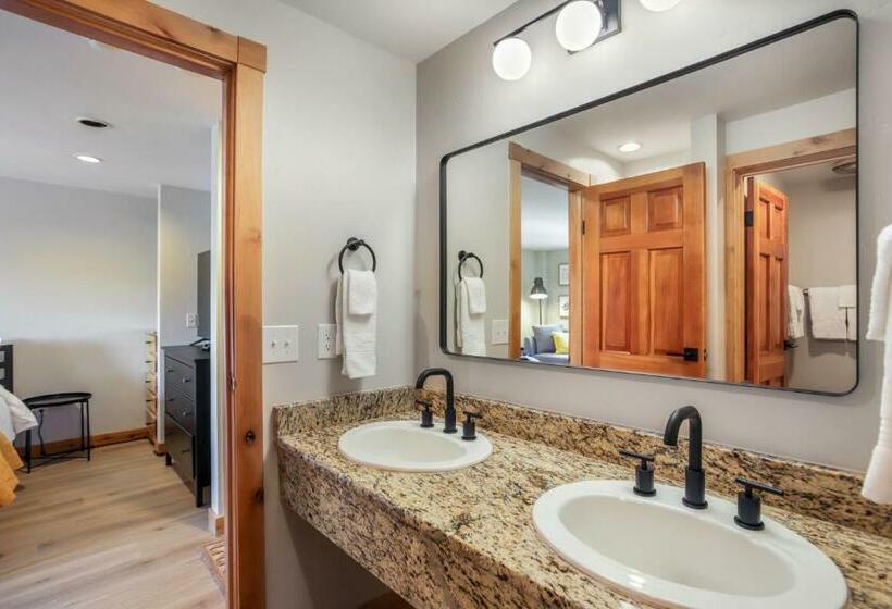 Studio @ The Village W/incredible Views~sleeps 4