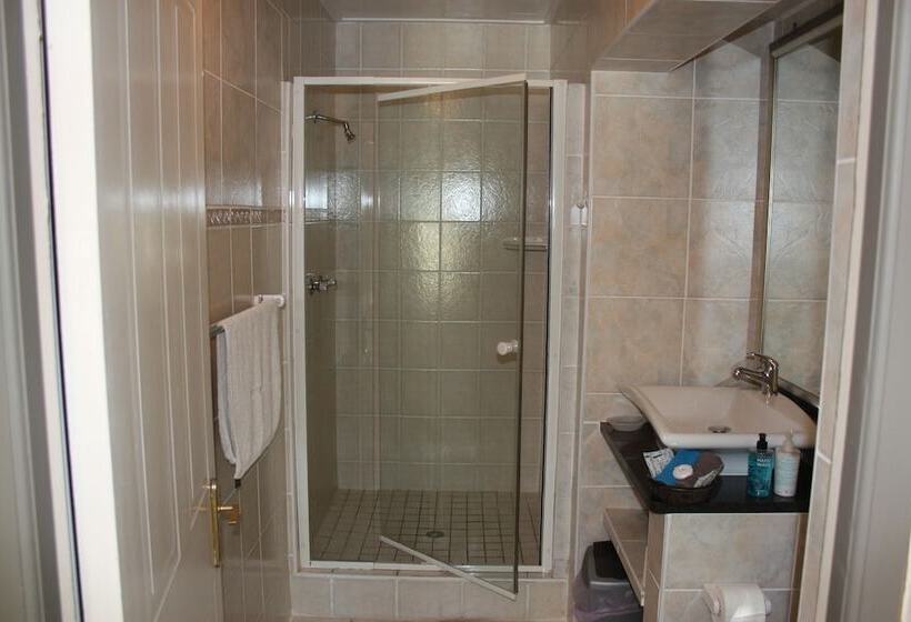 פנסיון Cloverleigh Guest House