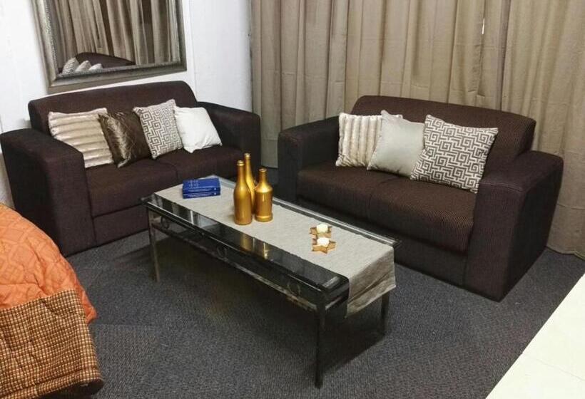 פנסיון Heatherdale Guesthouse & Shuttle Services