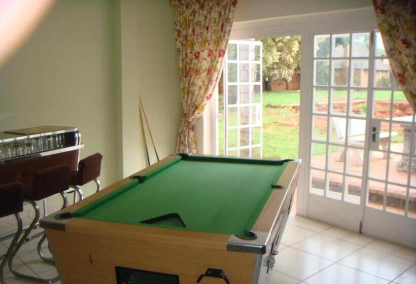 פנסיון Heatherdale Guesthouse & Shuttle Services