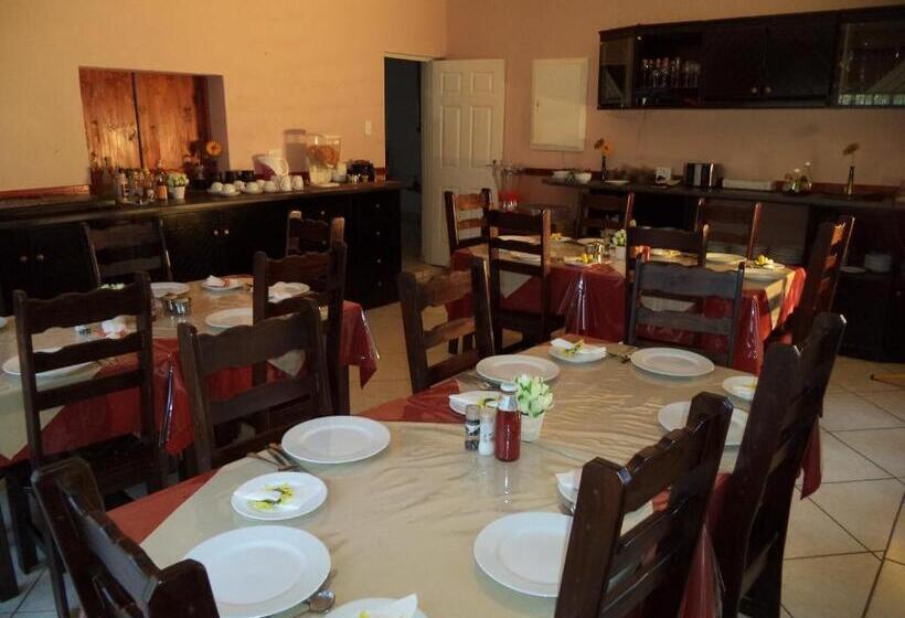 פנסיון Heatherdale Guesthouse & Shuttle Services