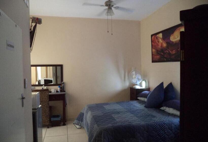 פנסיון Heatherdale Guesthouse & Shuttle Services