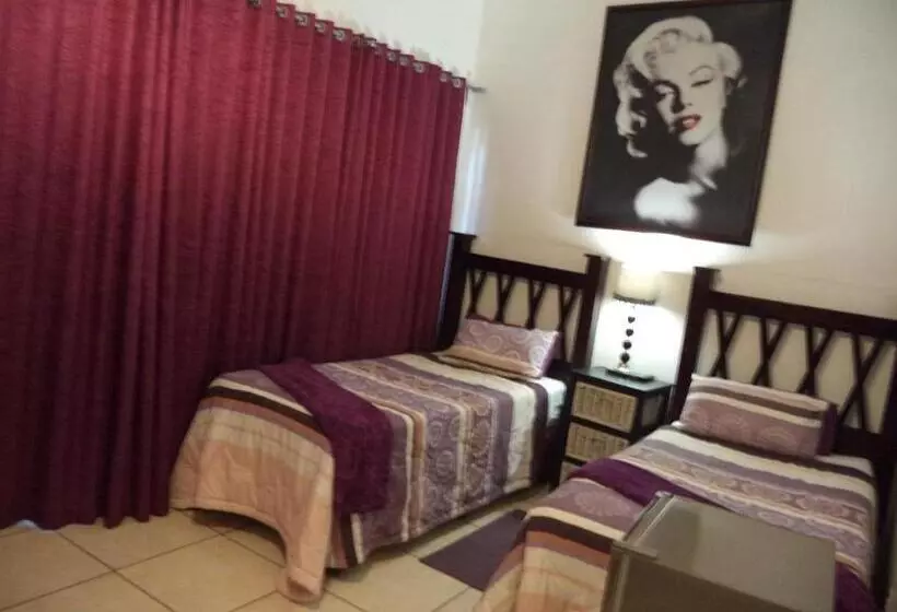 پانسیون Heatherdale Guesthouse & Shuttle Services