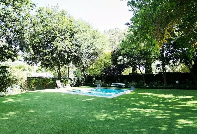 تختخواب و صبحانه Burkleigh House
