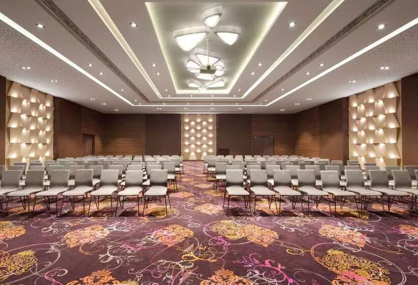 هتل Ramada Plaza Craiova