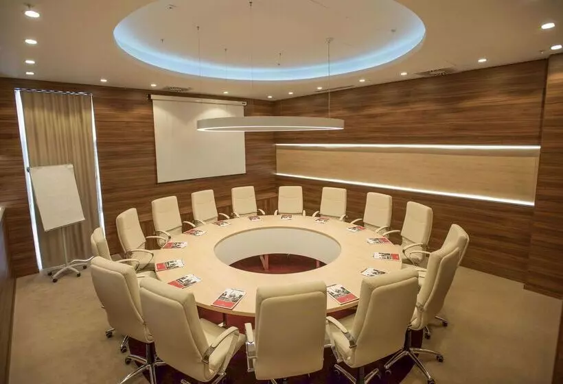 هتل Ramada Plaza Craiova