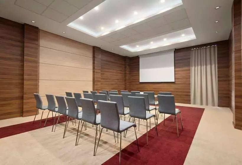 هتل Ramada Plaza Craiova