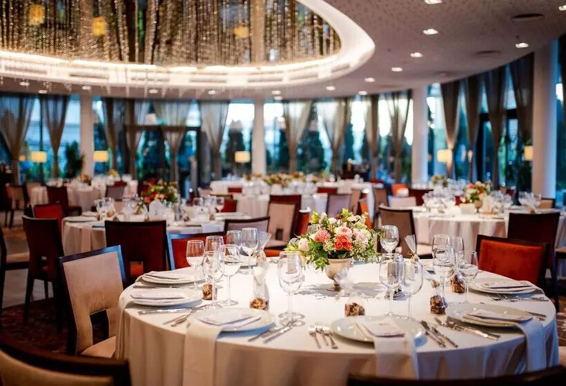 هتل Ramada Plaza Craiova